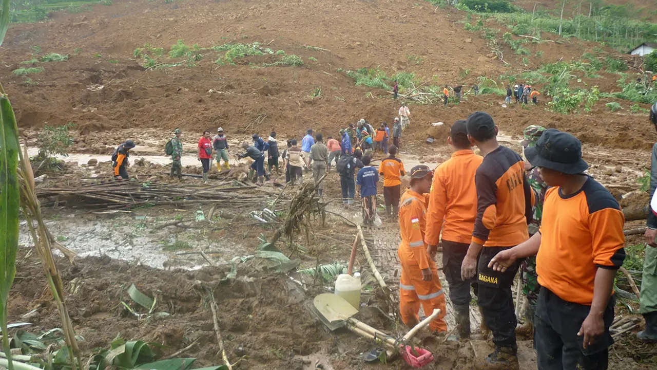 Proses evakuasi korban longsor di Banjarnegara. (Liputan6.com/Idhad Zakaria)
