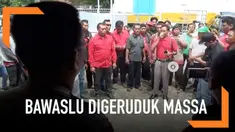 Menuntut penindakan terhadap tindakan money politic dari salah satu caleg, massa menggeruduk Gedung Bawaslu Pati.