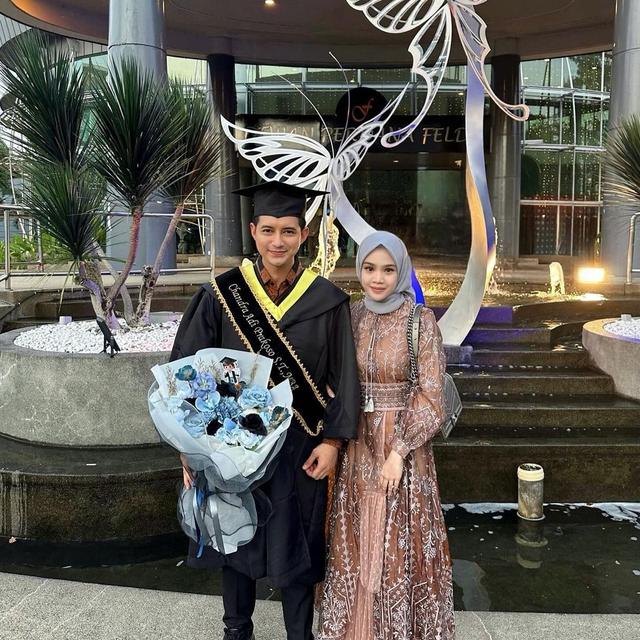 6 Potret Chand Kelvin Wisuda S2 di Malaysia, Didampingi Istri Tercinta