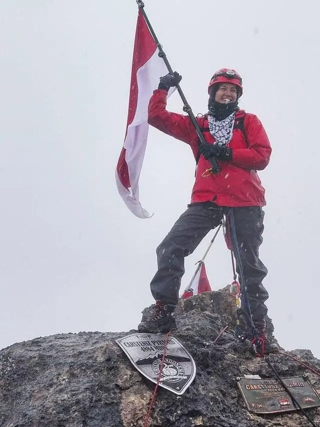 Punya Hobi Menantang, Ini 10 Potret Seleb Wanita Saat Berada di Puncak Gunung
