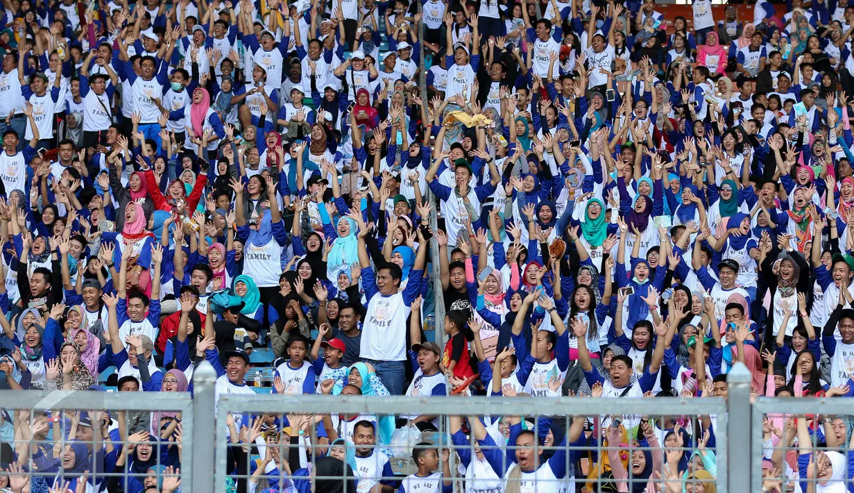 Sebanyak 20.000 karyawan PT. Panasonic Gobel Indonesia memadati kawasan SGBK) dalam rangka family gathering, Jakarta, Minggu (11/10/2015). Acara ini diawali dengan jalan sehat, yang dipimpin oleh bos Panasonic Rachmat Gobel. (Liputan6.com/Faizal Fanani)
