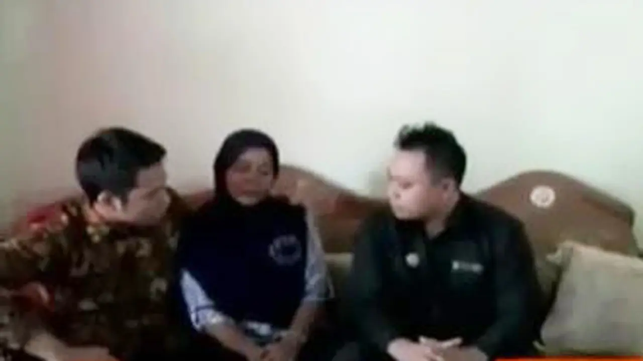 VIDEO: Staf Kemenlu Datangi Rumah TKI Rita di Ponorogo