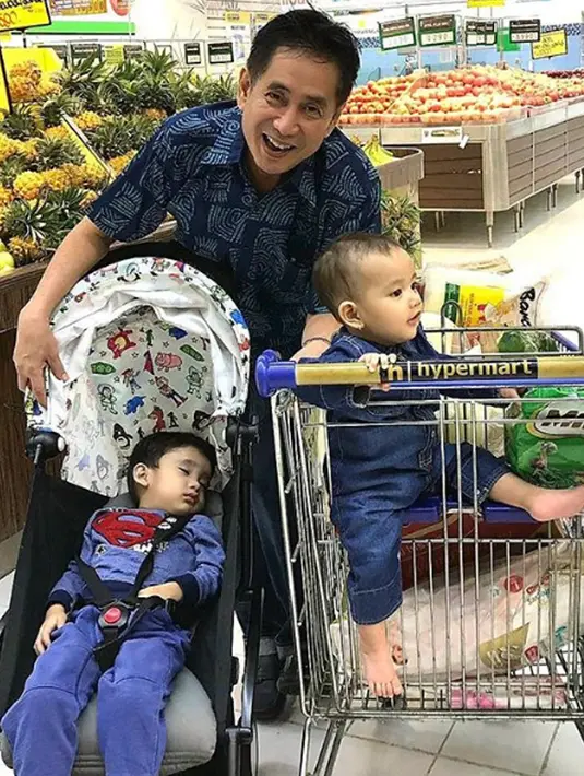 Mantan penyiar radio senior yang juga politikus Sys NS saat berbelanja dengan mengajak dua cucunya di kereta dorong. (Instagram/sys_ns)