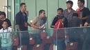 Pelatih Timnas Indonesia U-23, Gerald Vanenburg (tengah) tampak hadir bersama mantan pelatih Timnas Indonesia U-23, Indra Sjafri (kanan) dan pelatih kiper Timnas Indonesia, Sjoerd Woudenberg dalam laga lanjutan BRI Liga 1 2024/2025 antara Persija Jakarta melawan Persebaya Surabaya di Stadion Utama Gelora Bung Karno (SUGBK), Senayan, Jakarta, Sabtu (12/04/2025). (Bola.com/M Iqbal Ichsan)