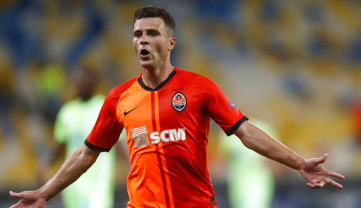 Pemain FC Shakhtar Donetsk, Junior Moraes, merayakan gol yang dicetak ke gawang VfL Wolfsburg pada laga Liga Europa di Stadion NSK Olimpiyskiy, Kiev, Rabu (5/8/2020). Shakhtar Donetsk menang 3-0 atas Wolfsburg. (AP/Efrem Lukatsky)