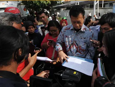 Ade Yuliawan kuasa hukum Zainal Abidin memberikan keterangan kepada wartawan di Dermaga Wijaya Pura, Jawa Tengah, Kamis (5/3/2015). (Liputan6.com/Johan Tallo)