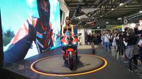 Model-model cantik ikut meramaikan pameran EICMA 2019 yang berlangsung di kota Milan, Italia, 7-11 November 2019 (Liputan6.com/Marco)