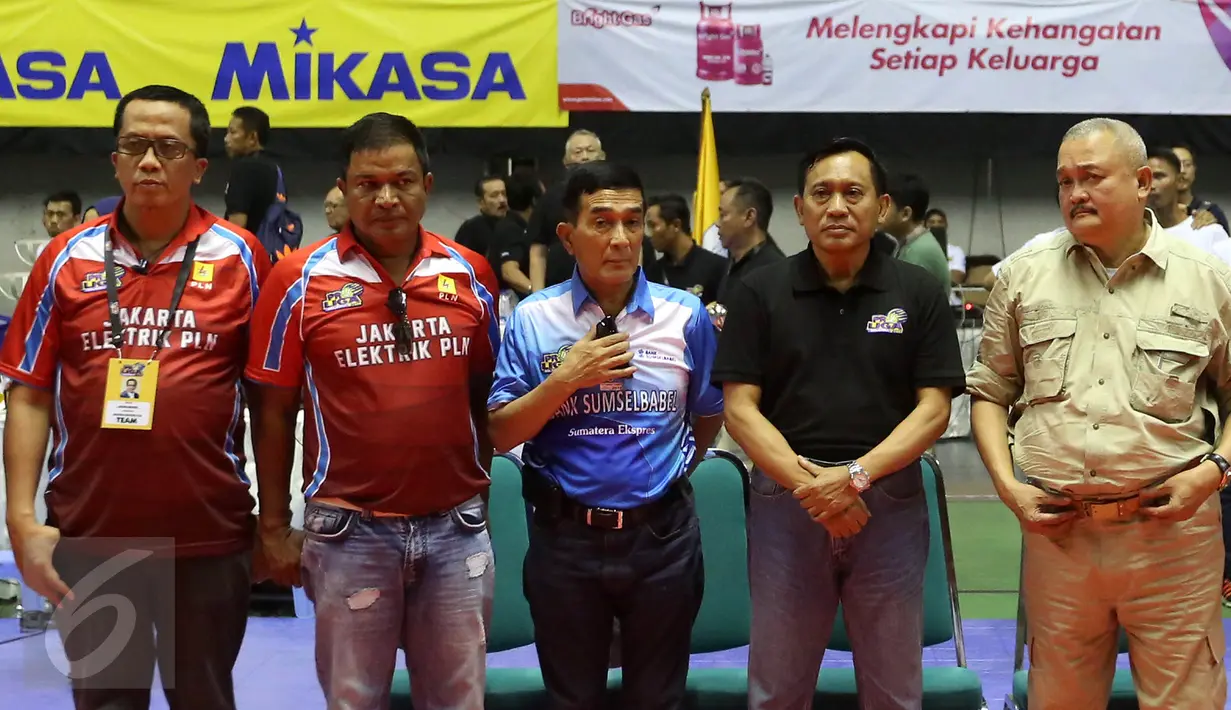 Direktur Utama Indosiar, Imam Sudjarwo foto bersama saat Grand Final Proliga 2017 di GOR Among Rogo, Yogyakarta (23/4). Jakarta Elektrik PLN keluar sebagai Juara Proliga 2017 mengalahkan Jakarta Pertamina Energi. (Liputan6.com/Johan Tallo)