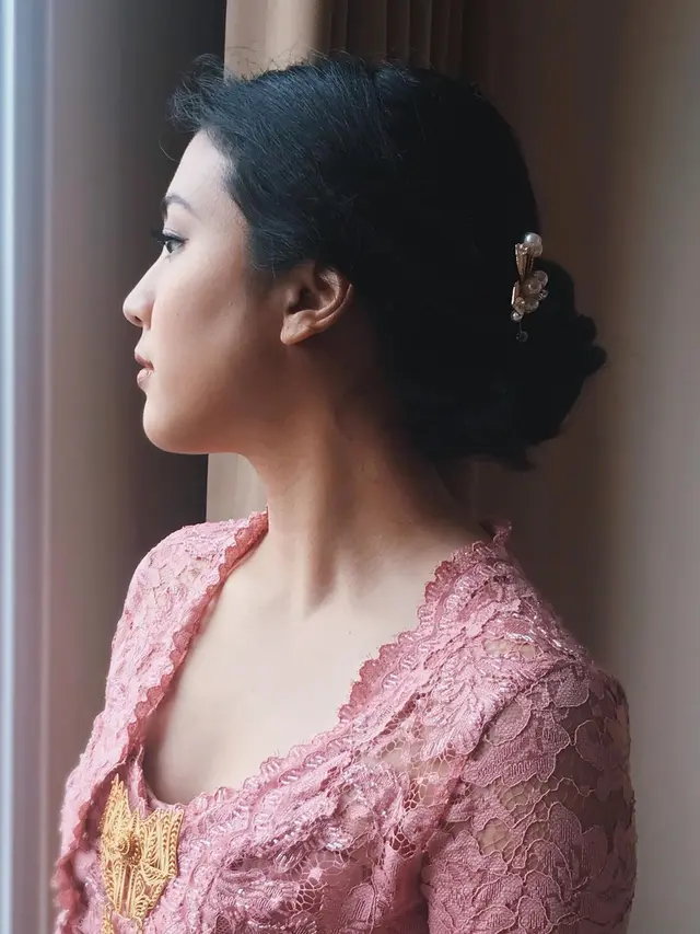 Potret Sherina Munaf Kondangan Pakai Kebaya (sumber: instagram/sherinasinna)