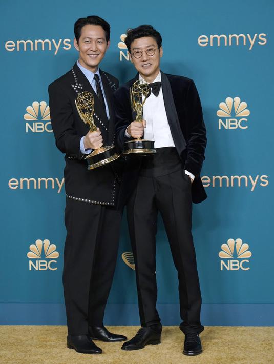 Sutradara Hwang Dong-hyuk berpose dengan Lee Jung-jae pemenang Emmy untuk aktor utama terbaik Terbaik dalam serial “Squid Game” di ajang Emmy Awards ke-74 di Microsoft Theater, Los Angeles, Amerika (11/9/2022). (AP Photo/Jae C. Hong)
