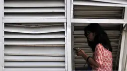 Penumpang duduk di dekat dinding yang rusak saat menunggu bus Transjakarta di halte Pasar Rumput, Manggarai, Jakarta, Kamis (6/9). Banyak sarana yang tidak terawat seperti dinding rusak dan kaca pecah akibat lemparan batu. (Merdeka.com/Iqbal S. Nugroho)