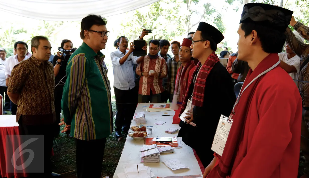 Menteri Dalam Negeri Tjahjo Kumolo berbincang dengan panitia TPS 31/32 Kelurahan Pondok Benda, Tangerang Selatan, (9/12). Mendagri mengingatkan bahwa Tangsel masih dinilai rawan sebagai tempat berkembangnya paham radikalisme. (Liputan6.com/Fery Pradolo)