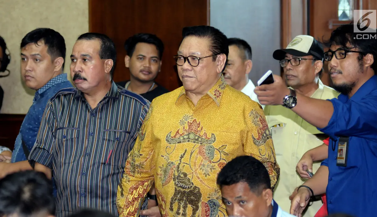 Ketua Dewan Pakar Partai Golkar, Agung Laksono (tengah) memasuki ruang sidang pengadilan Tipikor jelang sidang tuntutan dugaan korupsi proyek e-KTP dengan terdakwa Setya Novanto, Jakarta, Kamis (29/3). (Liputan6.com/Helmi Fithriansyah)