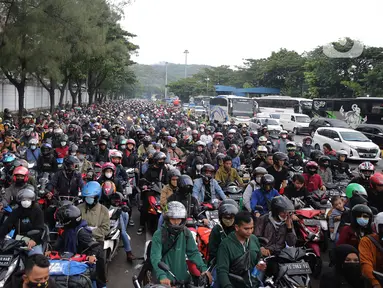Pemudik bersepeda motor antre untuk memasuki Pelabuhan Merak di Banten, Sabtu (30/4/2022). Pelabuhan Merak dipadati puluhan ribu pemudik berkendaraan roda yang akan menyebrang ke pulau Sumatra. (Liputan6.com/Angga Yuniar)