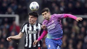Pemain Newcastle United, Tino Livramento, duel udara degan pemain AC Milan, Christian Pulisic, dalam laga matchday 6 Liga Champions 2023/2024 di St. James' Park, Kamis (14/12/2023). (AP Photo/(Owen Humphreys)