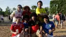Para suporter foto bersama bergaya seperti bintang pesepak bola dunia. (Bola.com/Vitalis Yogi Trisna)  