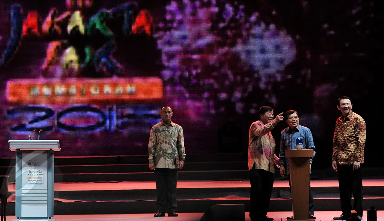 Wapres Jusuf Kalla (kedua kanan) dan Gubernur DKI Jakarta Basuki Thajaja Purnama (kanan) saat menghadiri pembukaan Jakarta Fair 2015 di JIExpo, Jakarta, Jumat (29/5/2015).  (Liputan6.com/Johan Tallo)