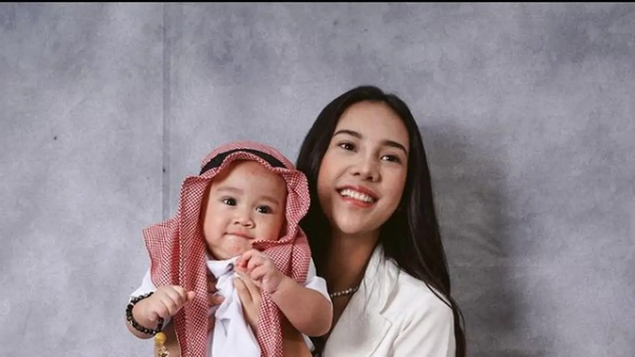 Anya Geraldine bersama anak kedua Raffi Ahmad dan Nagita Slavina, Rayyanza yang juga dipanggil Cipung. (Instagram @anyageraldine)