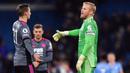 Alih-alih bangkit, gawang Kasper Schmeichel malah kebobolan lagi, bahkan sebanyak tiga kali. Dua kali dari tendangan penalti dan sisanya lewat bola rebound. Babak pertama Leicester tertinggal 4-0 dari Manchester City. (AFP/Anthony Devlin)