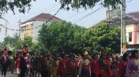 Bak Pangeran, Bobby Nasution Lambaikan Tangan dari Kereta Kencana