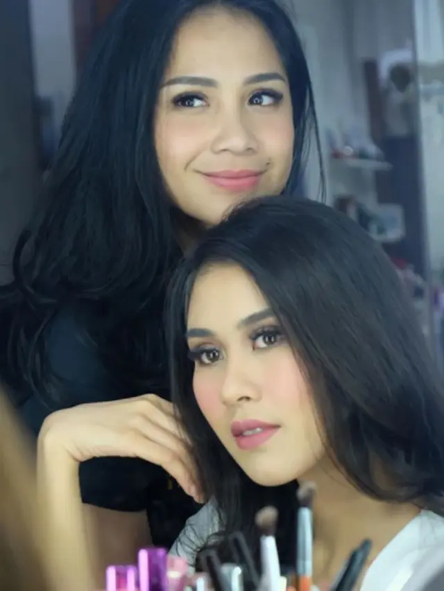 Cantik dan Aduhai! Nagita Slavina Dandani Wajah Syahnaz Sadiqah