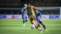 Pemain Dewa United, Ricky Kambuaya (kiri) berusaha melewati pemain Persib Bandung, Ryan Kurnia pada laga lanjutan BRI Liga 1 2023/2024 antara Persib Bandung melawan Dewa United FC di Stadion Gelora Bandung Lautan Api (GBLA), Bandung, Jumat (14/07/2023). (Bola.com/Bagaskara Lazuardi)