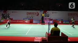 Pebulu tangkis tunggal putra Indonesia Jonatan Christie (kiri) saat bertanding melawan sesama pebulu tangkis tunggal putra Indonesia Shesar Hiren Rhustaviti pada babak 16 besar turnamen Daihatsu Indonesia Masters 2023 di Istora Senayan, Jakarta, Kamis (26/1/2023). Jonatan Christie menang atas Shesar Hiren Rhustavito dengan skor 21-16 dan 21-15. (Liputan6.com/Herman Zakharia)