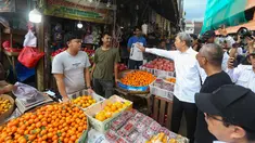Wali Kota Bogor, Dedie A. Rachim (kemeja putih) berdialog saat meninjau penertiban Pedagang Kaki Lima (PKL) di Eks Pasar Bogor, Jawa Barat, Rabu (25/3/2026). (merdeka.com/Arie Basuki)
