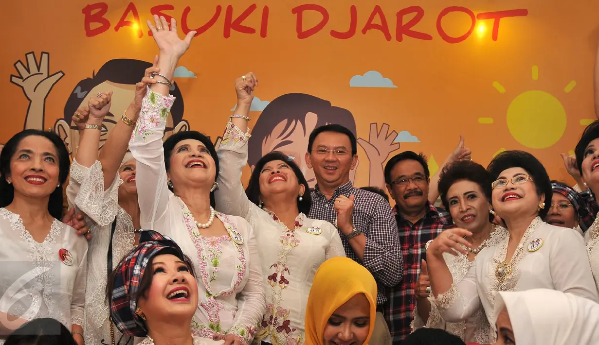 Cagub dan Cawagub DKI Jakarta Basuki Tjahya Purnama dan  Djarot Saiful Hidayat foto bersama saat deklarasi relawan perempuan Badja Darma di Jakarta, (23/10). Relawan perempuan juga meresmikan rumah pemenangan Ahok-Djarot di Dharmawangsa. (Liputan6.com)