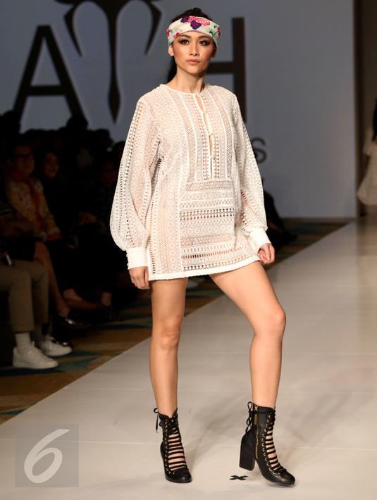 Model berpose di atas catwalk mengenakan karya Barli Asmara dalam peragaan busana IPMI Trend Show 2017 di Senayan City, Jakarta, Selasa, (8/11). All The Horses hadir dengan koleksi yang cukup fresh dengan banyak pilihan. (Liputan6.com/Gempur M. Surya)