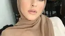 Tak sedikit netizen yang merasa pangling dengan penampilan Tasya Farasya saat mengenakan hijab. Wanita berdarah Arab ini pun terlihat memesona dengan hijab berwarna coklat muda yang senada dengan busananya. (Liputan6.com/IG/@tasyafarasya)
