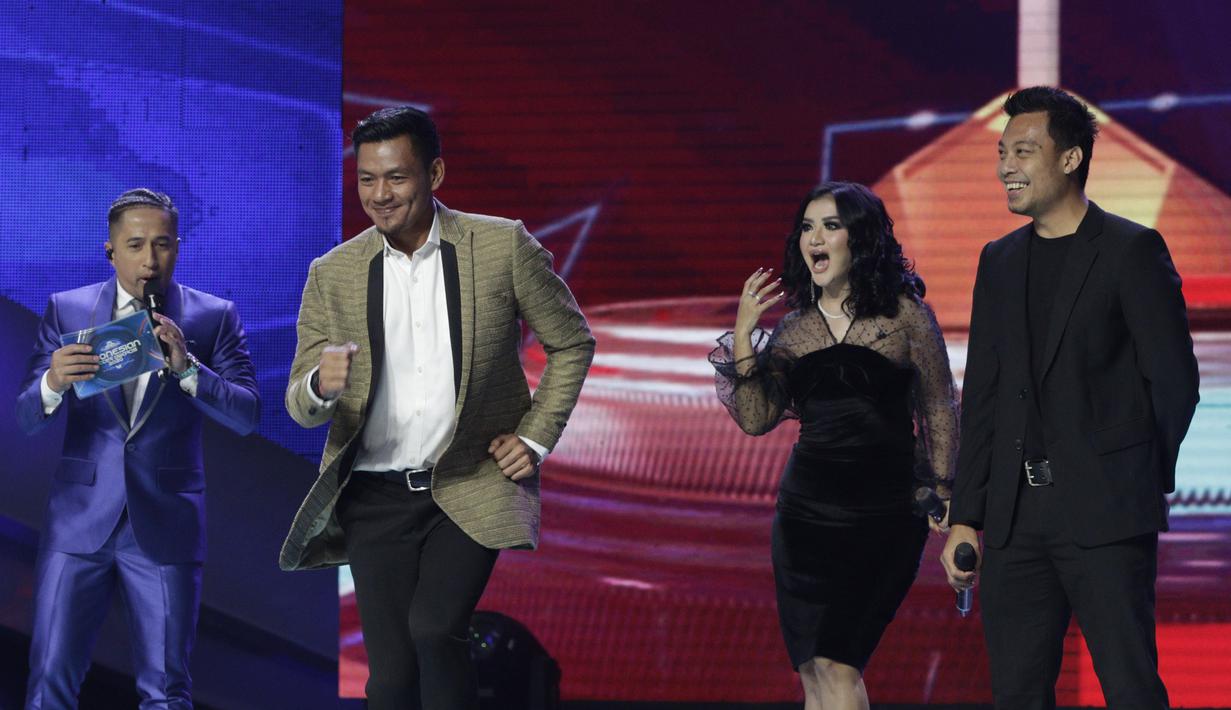 Kiper Bali United, Wawan Hendrawan, berjoget pada Indonesian Soccer Awards 2019 di Studio Indosiar, Jakarta, Jumat (10/12). Acara ini diadakan oleh Indosiar bersama APPI. (Bola.com/M Iqbal Ichsan)