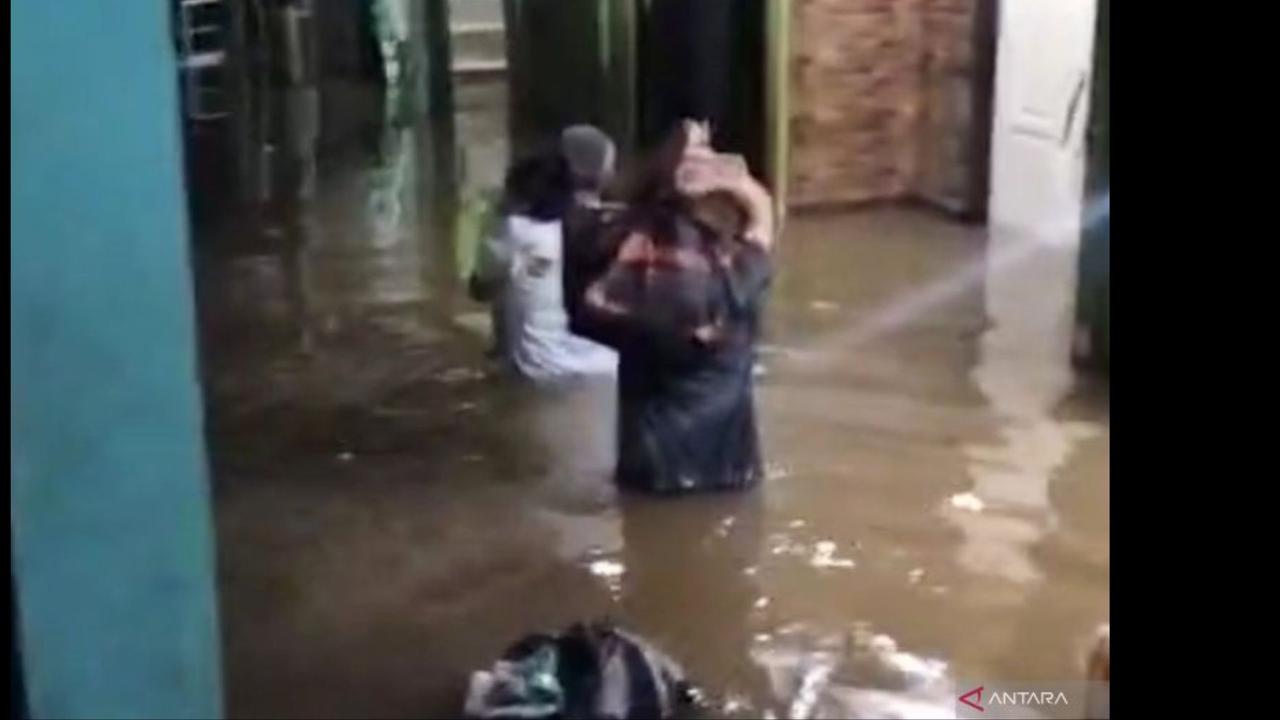 Kebon Pala Jaktim Terendam Banjir, Air Capai 1 Meter Lebih Jumat Pagi Ini