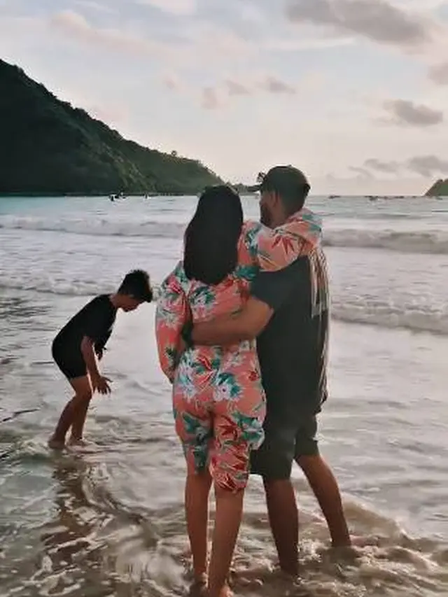 Hamil Anak Laki-laki, Ini 6 Potret Faradilla Yoshi Bersama Suami dan Putra Sambung