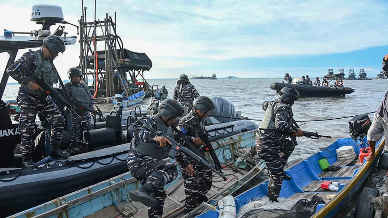 FOTO: Operasi Laut TNI 2025, Dua Kapal Diduga Pembawa Pasir Timah Ilegal Berhasil Diamankan