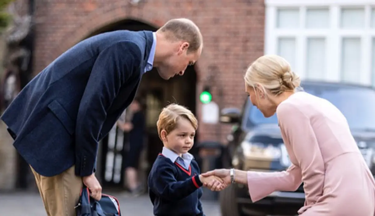 Pangeran George, kini sudah berusia 4 tahun dan sudah mulai bersekolah. Di hari pertama menginjakan kaki di sekolahnya itu, George ditemani Pangeran William, namun ibunya, Kate masih harus beristirahat. (Instagram/kensingtonroyal)