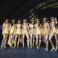 BINI saat manggung di Coachella kenakan busana sustainable. [@bini_ph]