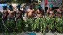 Petani India dari negara bagian selatan Tamil Nadu menggelar unjuk rasa di New Delhi, Kamis (16/3). Petani Tamil Nadu menuntut harga yang menguntungkan untuk hasil tani mereka.   (AFP PHOTO / Prakash SINGH) 
