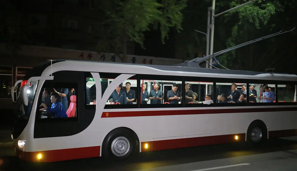 Pemimpin Korea Utara Kim Jong-Un duduk di dalam bus saat menjajal bus jenis baru yang diproduksi selama kunjungan ke pabrik bus di Pyongyang, (4/8). Dalam kunjungannya Kim Jong-un juga menyempatkan diri untuk melakukan 'test-drive'. (AFP Photo/KCNA)