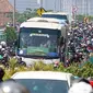 Bus yang membawa para pemain Persebaya U-20 diarak oleh Bonek ketika memasuki Sidoarjo dan melakukan pawai hingga Surabaya. (Bola.com/Aditya Wany)