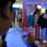 Warga mengisi formulir saat memberikan dukungan untuk Gubernur DKI Jakarta Basuki T Purnama di salah satu Mal, Jakarta, (25/7/2015). Teman Ahok mengumpulkan satu juta KTP warga Jakarta agar Ahok bisa maju pada Pilkada DKI 2017. (Liputan6.com/Johan Tallo)