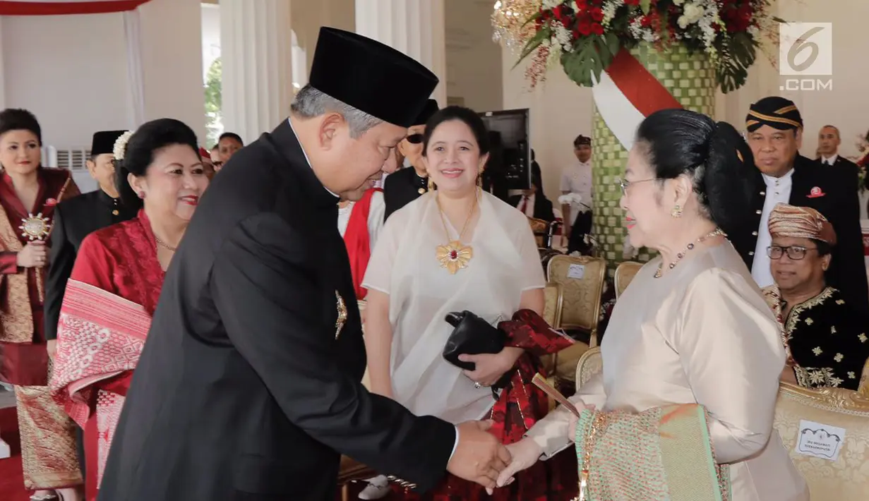 Presiden ke 6 RI, Susilo Bambang Yudhoyono berjabat tangan dengan Presiden ke 5 RI, Megawati Soekarnoputri jelang Upacara HUT Kemerdakaan RI ke 72 di Istana Merdeka, Kamis (17/8). (Liputan6.com/via Anung Anindhito)