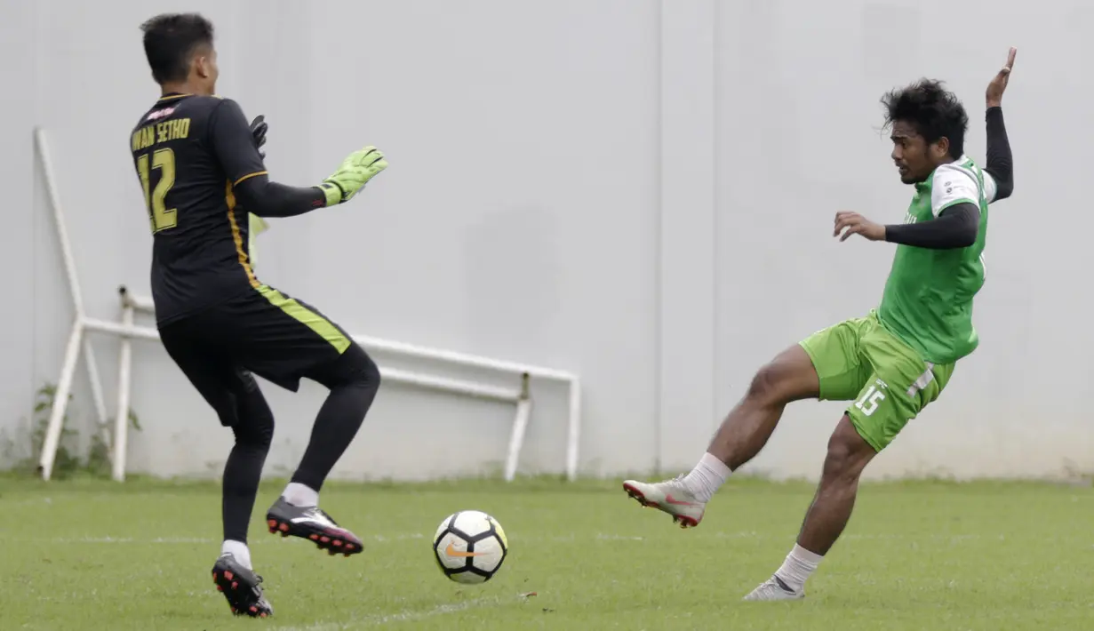 Pemain Bhayangkara FC, Ilham Udin, melepas tendangan saat latihan di Lapangan ABC Senayan, Jakarta, Rabu (13/2). Latihan ini merupakan persiapan Piala Indonesia dan Piala Presiden. (Bola.com/Yoppy Renato)