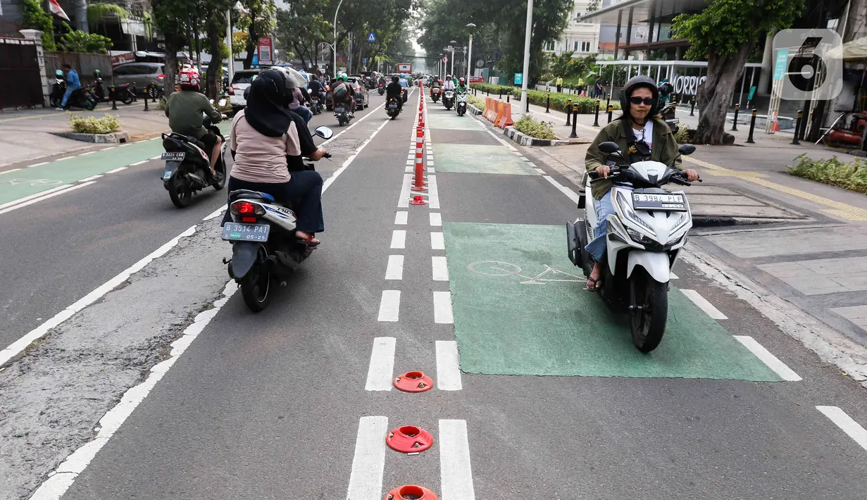 Sejumlah kendaraan melintas di kawasan Wahid Hasyim, Jakarta, Rabu (21/6/2023). Kepala Dinas Perhubungan DKI Jakarta Syafrin Liputo memastikan akan menambah jalur sepeda pada tahun ini. (Liputan6.com/Herman Zakharia)