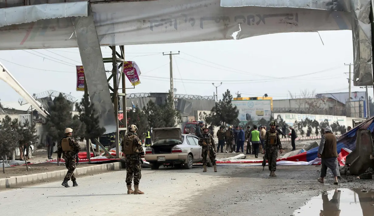 Suasana  lokasi serangan bom mobil bunuh diri yang menargetkan tentara asing di Kabul, (2/3). Serangan ini merupakan yang terbaru, setelah serangkaian kejadian serupa yang menewaskan total 130 orang dalam 2 bulan terakhir. (AP Photo / Massoud Hossaini)