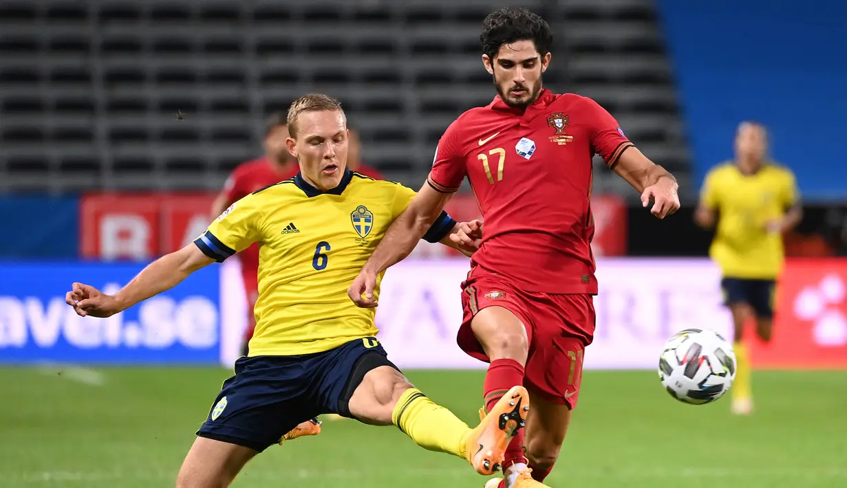 Penyerang Portugal, Goncalo Guedes, berebut bola dengan bek Swedia, Ludwig Augustinsson, pada laga UEFA Nations League di Stadion Friends Arena, Rabu (9/9/2020) dini hari WIB. Portugal menang 2-0 atas Swedia. (AFP/Jonathan Nackstrand)