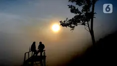 Pengunjung menunggu hilangnya kabut yang menutupi kawasan Gunung Luhur di Desa Citorek Kidul, Kecamatan Cibeber, Kabupaten Lebak, Banten, Sabtu (23/11/2019). Wisata “Negeri Di Atas Awan” yang sempat tutup sementara sejak September 2019 lalu ini kembali ramai oleh wisawatan. (merdeka.com/Arie Basuki)