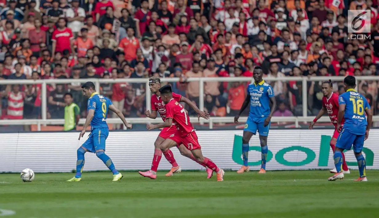 Penyerang Persib Viscarra (kiri) menggiring bola saat bertanding melawan Persija pada laga pekan kedelapan Shopee Liga 1 2019 di Stadion Utama Gelora Bung Karno, Senayan, Jakarta, Rabu (10/7/2019). Persija dan Persib bermain imbang 1-1. (Liputan6.com/Faizal Fanani)