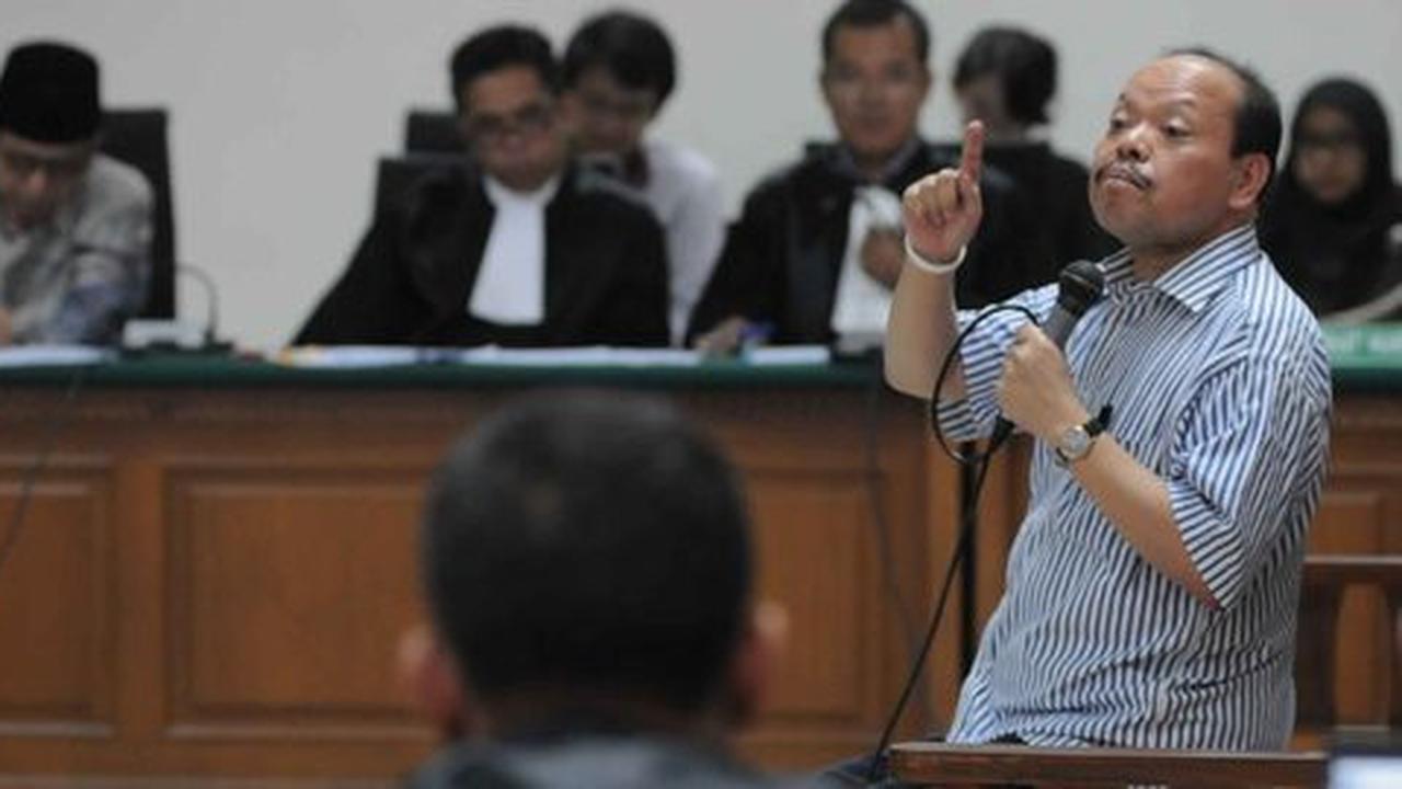 Dicecar belikan wanita rumah dan CRV, Bhatoegana teriak di sidang