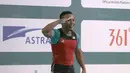 Lifter Indonesia, Eko Yuli Irawan memberikan hormat usai memastikan kemenagan pada kelas 62 kg di Hall A Arena PRJ, Jakarta, Rabu (11/2/2018). Eko berhasil menyabet medali emas. (Bola.com/Nicklas Hanoatubun)